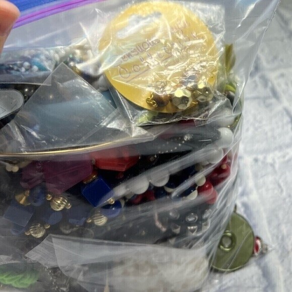 5 pounds of craft jewelry bundle vintage to current for repurpose - Picture 4 of 10